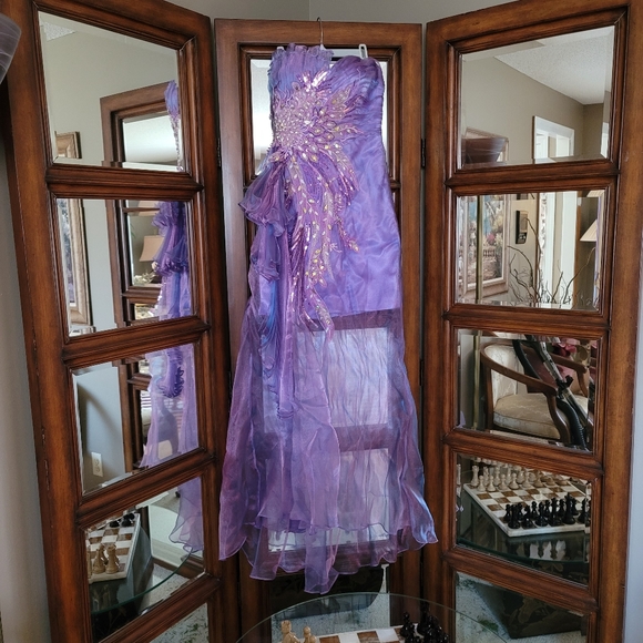 Classy and Fun Evening wear for the Sophisticated! - Picture 6 of 8